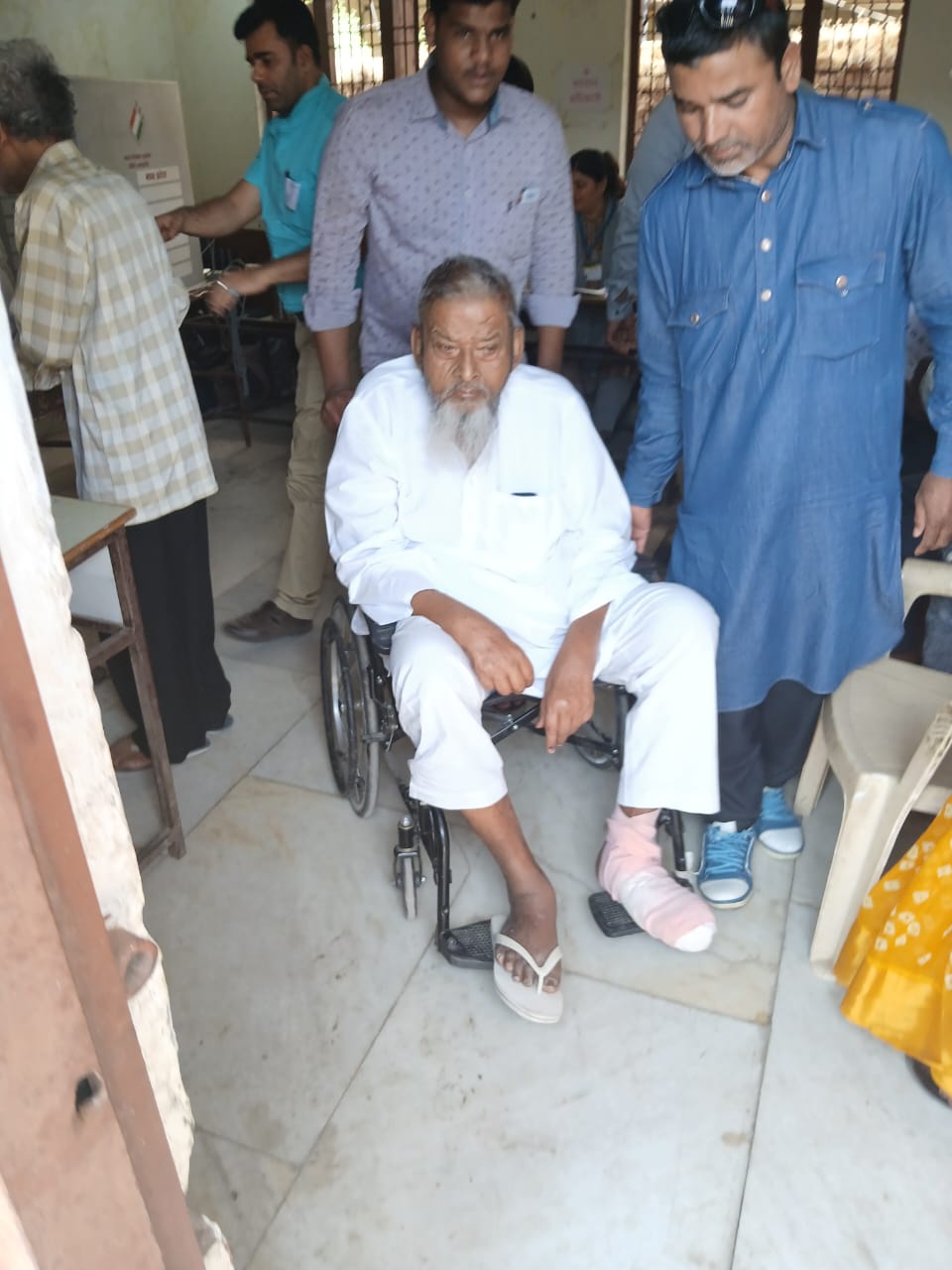 मध्य विधान सभा की बाल बिहार पोलिंग बूथ पर पूर्व मंत्री आरिफ अकील और उनके विधायक पुत्र आतिफ अकील ने मतदान किया।