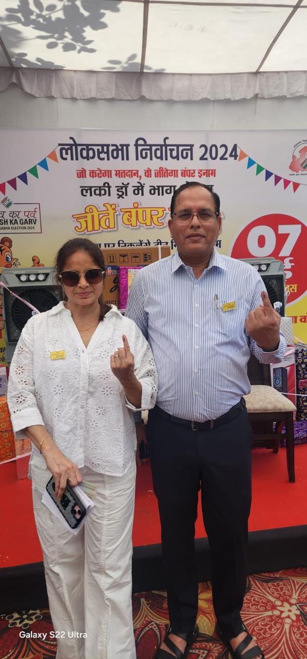 संयुक्त मुख्य निर्वाचन पदाधिकारी बसंत कुर्रे और उनकी पत्नी ने मतदान किया।