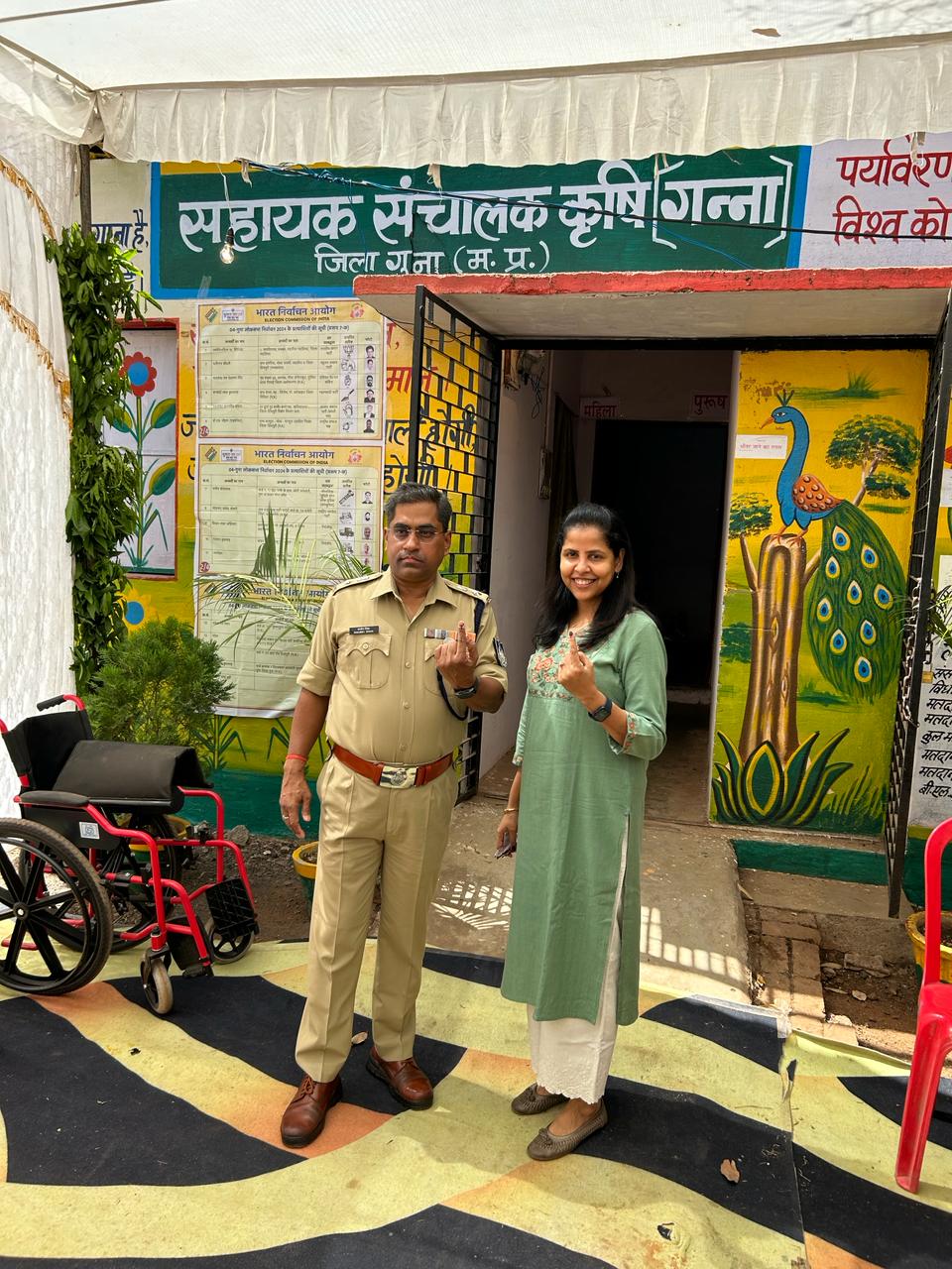 गुना SP संजीव कुमार सिंहा ने अपनी पत्नी के साथ मतदान किया।