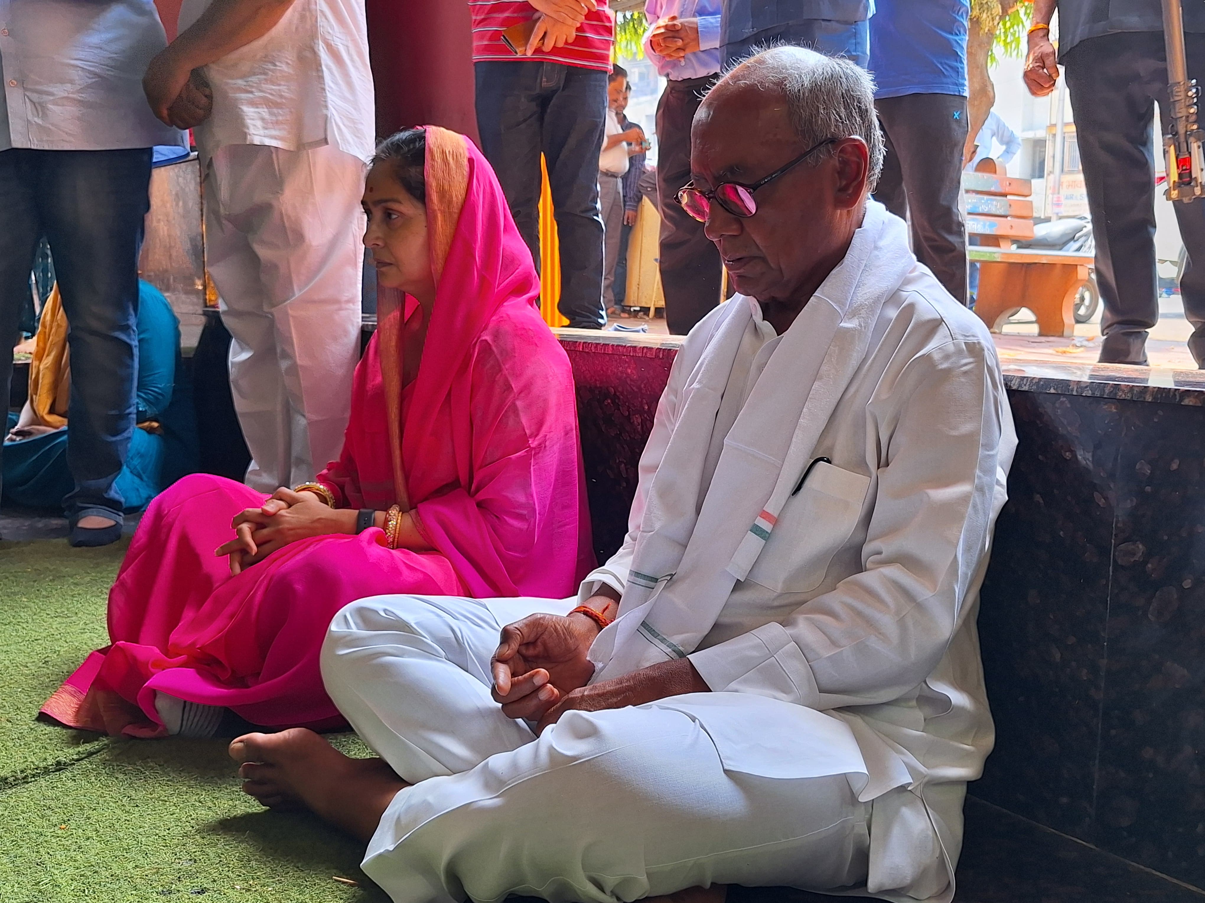 भोपाल में मतदान करने से पहले पूर्व मुख्यमंत्री दिग्विजय सिंह ने जवाहर चौक स्थित हनुमान मंदिर में माथा टेका। पत्नी अमृता सिंह के साथ मंदिर में ध्यान लगाया।