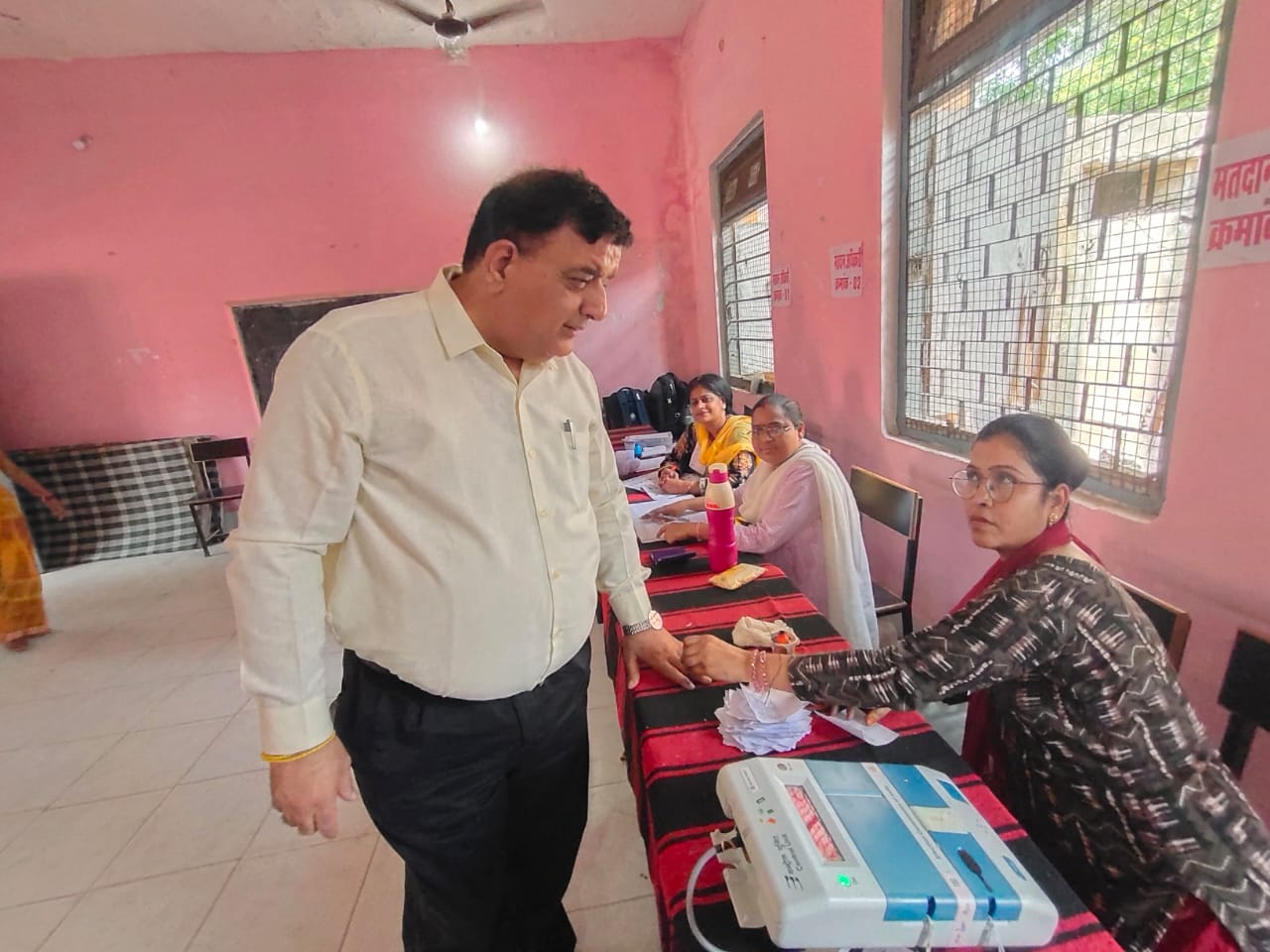 दतिया कलेक्टर संदीप मकीन ने वोट डाला।
