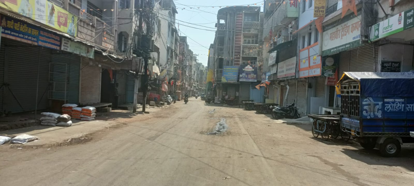 भोपाल में वोटिंग के चलते सभी बाजार बंद है। पुराने शहर के जुमेराती, जनकपुरी, हनुमानगंज, आजाद मार्केट, चौक, लखेरापुरा, लोहा बाजार, घोड़ा निक्कास, बुधवारा, मंगलवारा समेत अन्य बाजार बंद है। वहीं, न्यू मार्केट दोपहर 2 बजे के बाद खुलेगा। बाकी बाजार आज पूरे दिन बंद रहेंगे। भोपाल किराना व्यापारी महासंघ के महामंत्री विवेक साहू ने बताया कि सुबह से ही व्यापारियों को मतदान करने का अनुरोध कर रहे हैं।