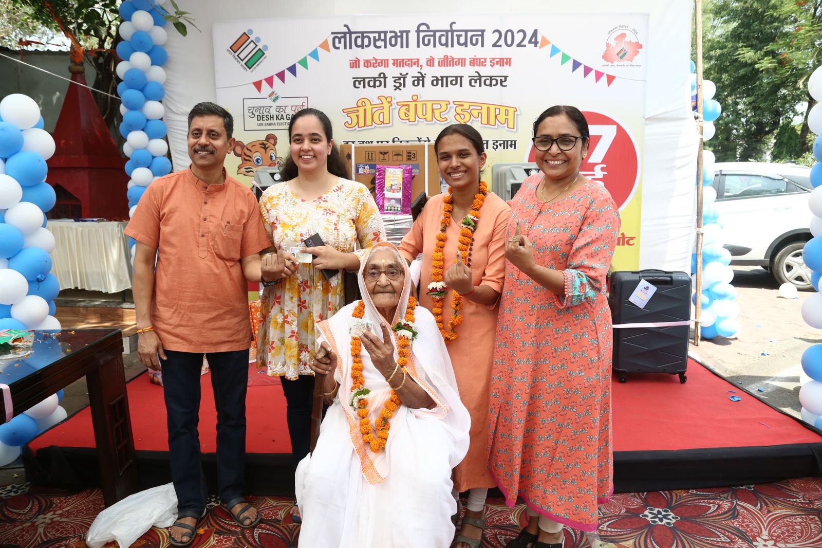 भोपाल में एक परिवार ऐसा भी था, जिसकी 3 पीढ़ी ने एक साथ वोट दिया। चार इमली के मतदान केंद्र पर विद्यावती दुबे की उम्र 95 साल है। वे परिवार के डॉ. कृपाशंकर चौबे, रक्षा चौबे और वत्सला चौबे के साथ मतदान करने आई थीं।