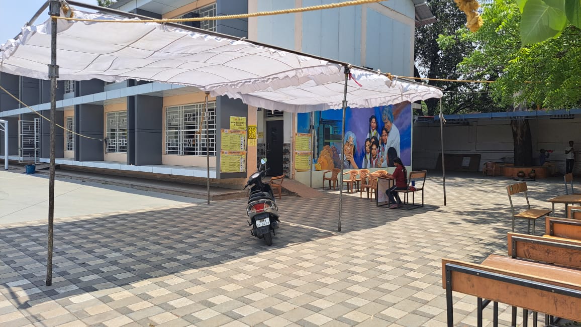 भोपाल दक्षिण पश्चिम विधानसभा क्षेत्र के बूथ क्रमांक 165 पर तेज धूप के चलते पसरा सन्नाटा