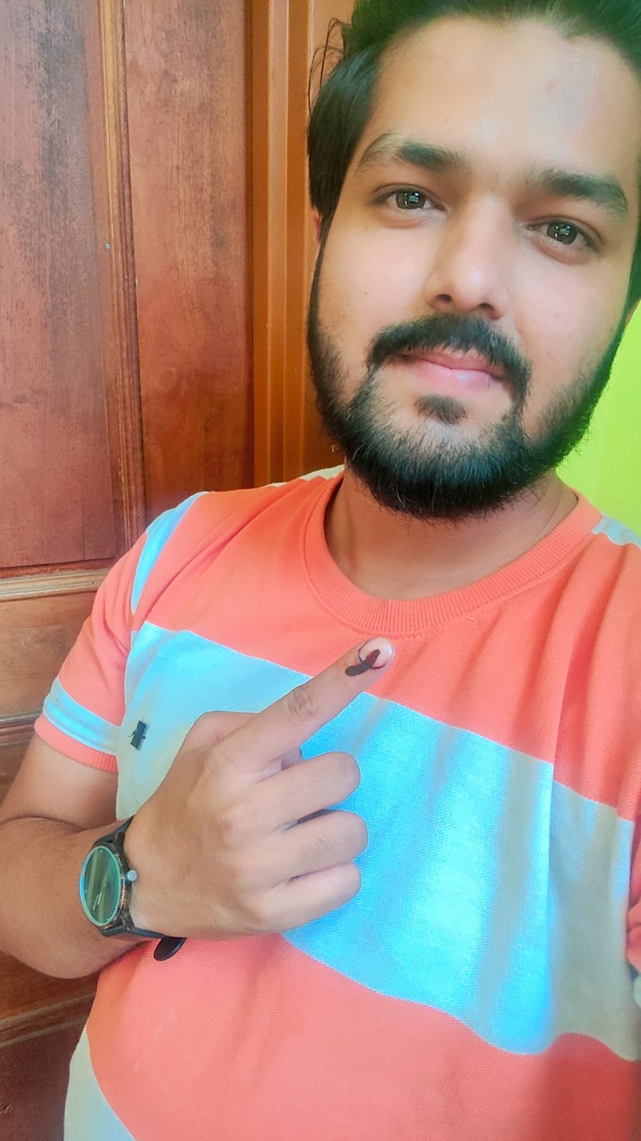 भोपाल में मतदान को लेकर युवाओं में खासा उत्साह देखने को मिल रहा है। कई युवा पहली बार वोट डालने मतदान केंद्रों पर पहुंच रहे हैं। नरेला विधानसभा के अशोका गार्डन में अंकित किरार ने वोट डाला। अंकित ने बताया कि वोट देकर बहुत अच्छा लगा। जिन्होंने वोट नहीं दिया है, वे भी मतदान जरूर करें।