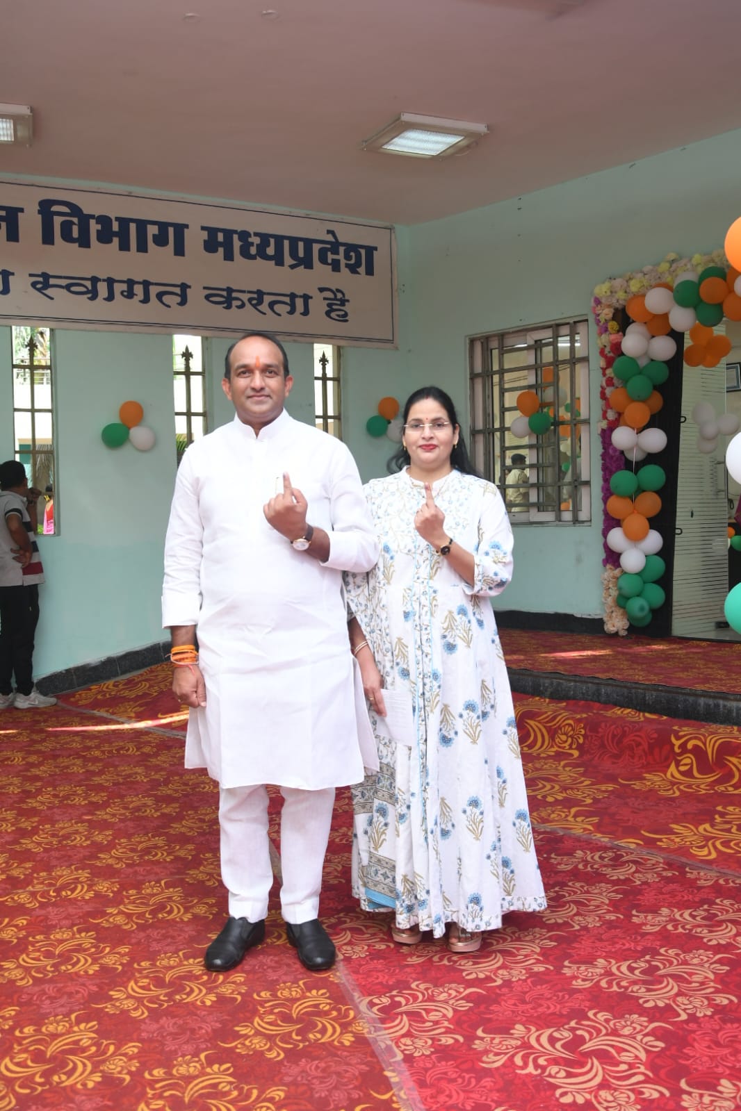 भोपाल नगर निगम अध्यक्ष किशन सूर्यवंशी ने पत्नी के साथ दक्षिण-पश्चिम विधानसभा के वार्ड 28 के बूथ 61 पर पहुंचकर मतदान किया। सूर्यवंशी ने कहा कि सभी लोग लोकतंत्र के इस महापर्व में हिस्सा लें। वे मतदान जरूर करें।