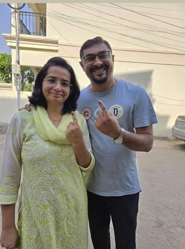 गांधी मेडिकल कॉलेज के ENT डिपार्टमेंट के प्रोफेसर डॉ. यशवीर जेके ने पत्नी डॉक्टर कीर्ति वायके के साथ वोट डाला।