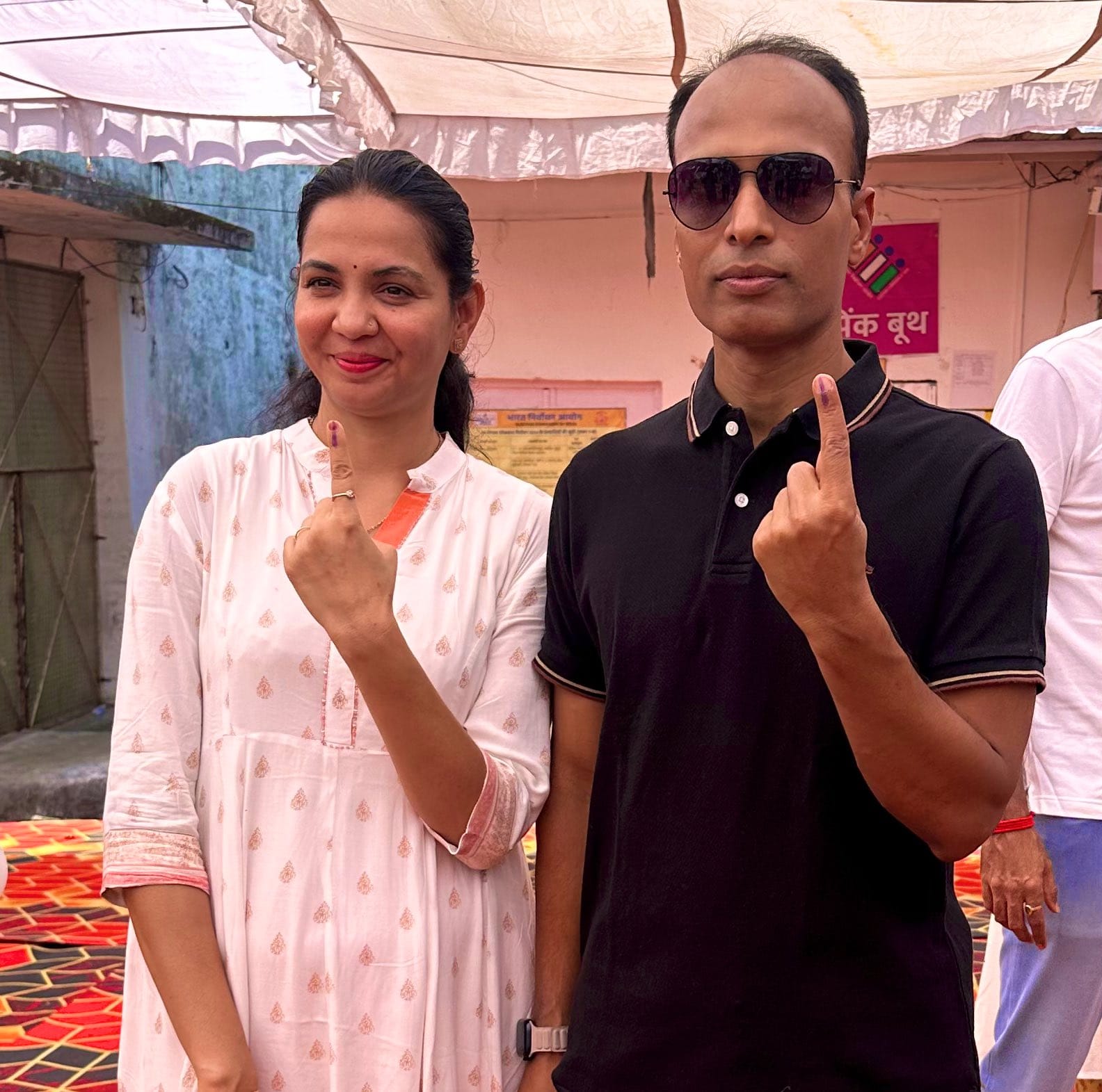 हेल्थ कमिश्नर तरुण पिथोड़े ने पत्नी के साथ मतदान करने पहुंचे।