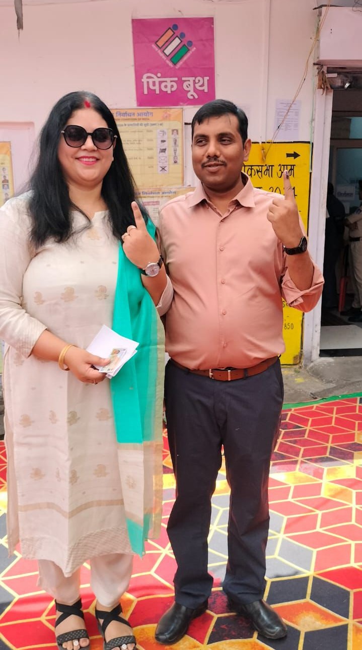 भोपाल कलेक्टर कौशलेंद्र विक्रम सिंह ने दोपहर 1 बजे चार इमली स्थित मतदान केंद्र पर पहुंचकर वोट डाला। वे पत्नी के साथ पोलिंग बूथ पर पहुंचे थे।