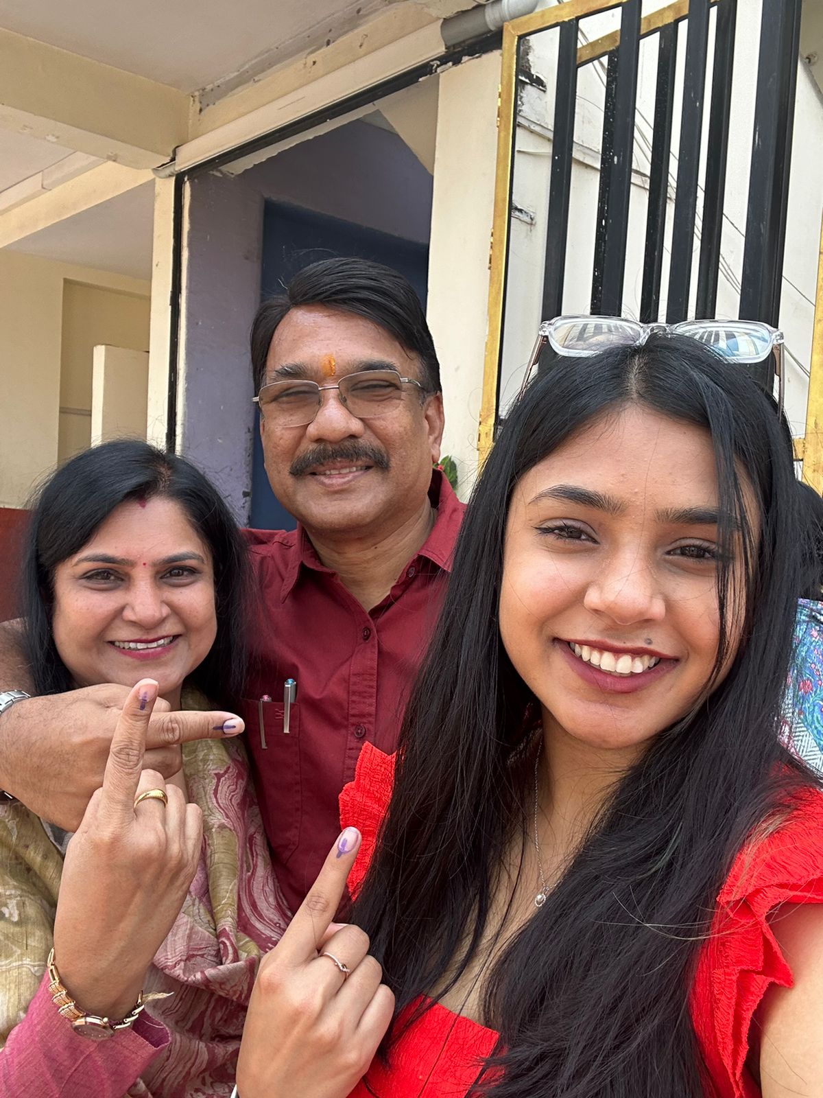 भोपाल की प्रशस्ति तिवारी इन दिनों जर्मनी में पढ़ाई कर रही हैं। उन्होंने हुजूर विधानसभा क्षेत्र के मतदान केंद्र क्रमांक 284 पर परिवार के साथ मतदान किया। प्रशस्ति के पिता डॉ. प्रभाकर तिवारी भोपाल में मुख्य चिकित्सा एवं स्वास्थ्य अधिकारी हैं। मां डॉ. प्रज्ञा तिवारी स्वास्थ्य संचालनालय में सीनियर ज्वाइंट डायरेक्टर हैं।