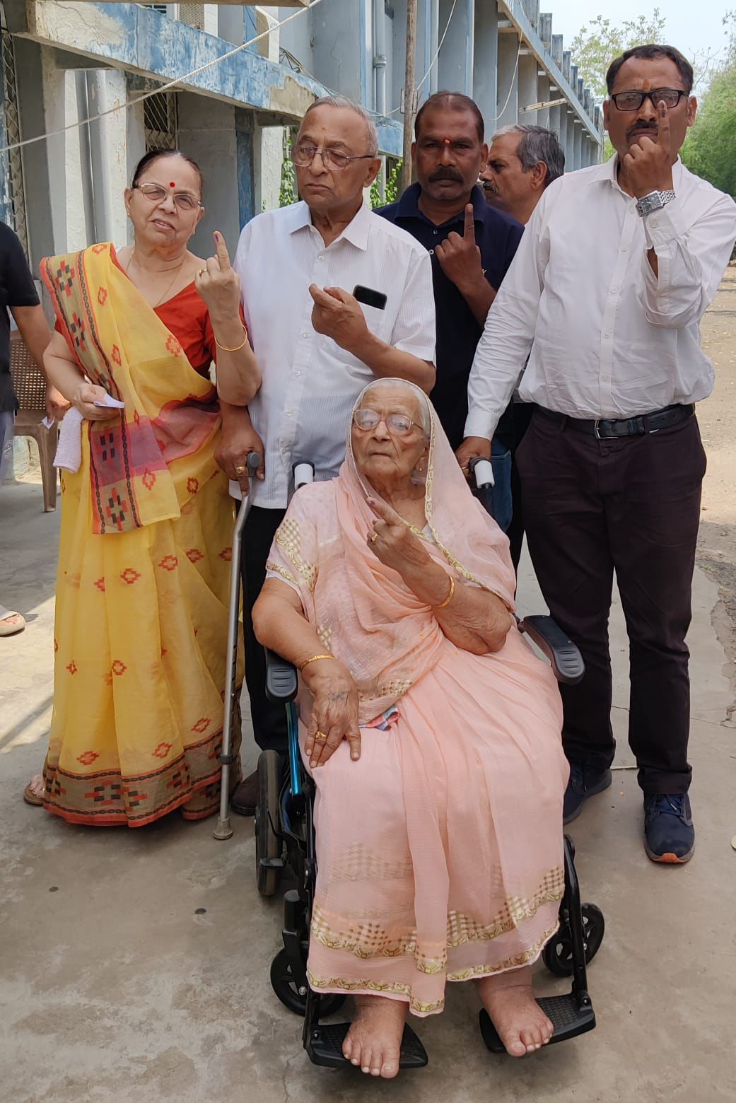 भोपाल के कस्तूरबा नर्सिंग कॉलेज बूथ पर 100 वर्षीय कंचन देवी जैन निवासी शक्ति नगर ने मतदान किया। उन्होंने बताया कि वे अब तक करीब 50 चुनावों में हिस्सा लेकर मतदान कर चुकी हैं। अस्वस्थ्य होने के बावजूद वे आज वोट डालने के लिए परिवार के साथ मतदान केंद्र पर पहुंची थीं। कंचन देवी भोपाल के व्यवसायी एवं समाजसेवी रोहित सुगन्धीलाल जैन के घर की मुखिया हैं।