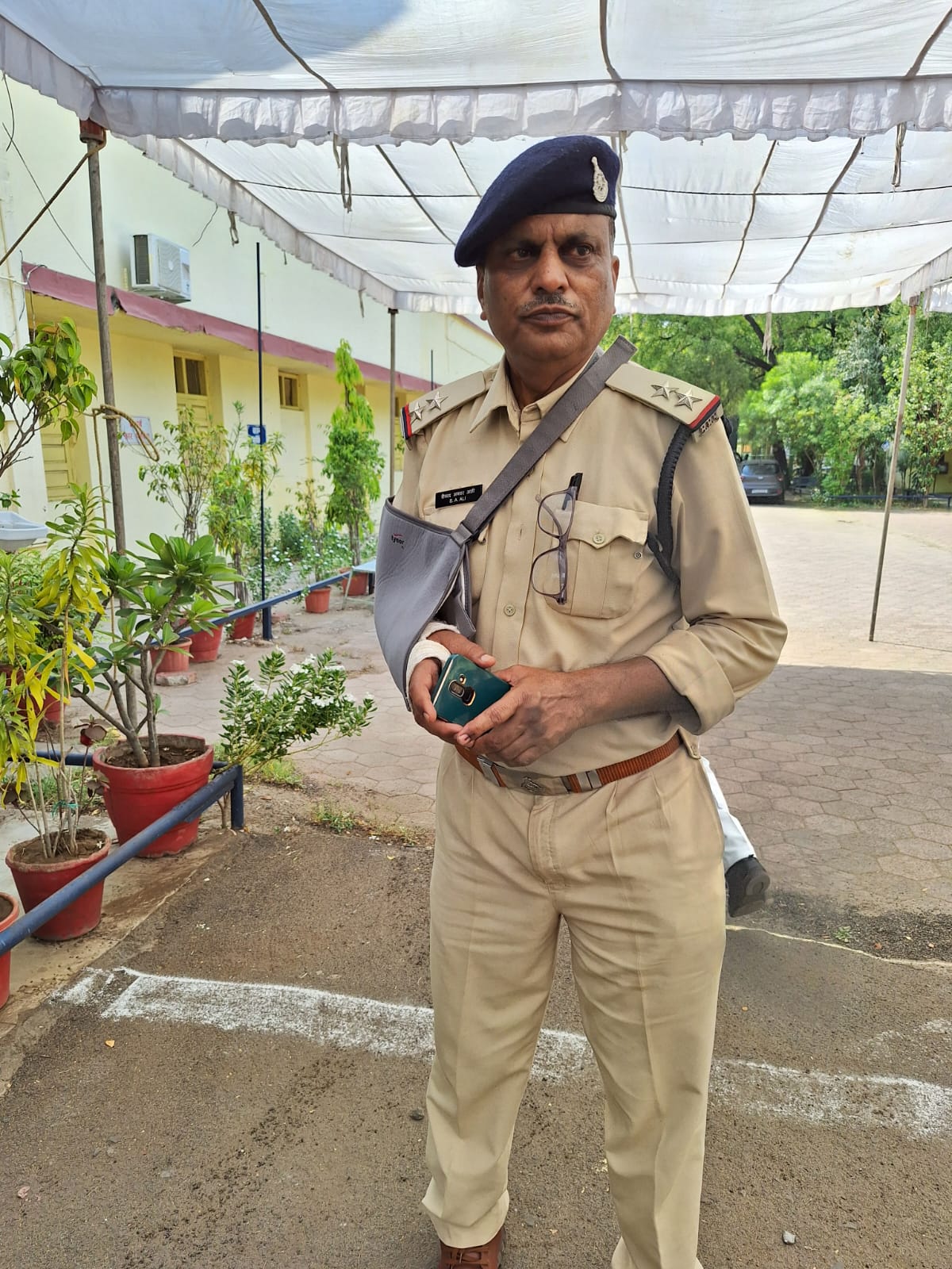 हाथ में फ्रैंक्चर के बावजूद सरोजिनी नायडू स्कूल में ड्यूटी करते पुलिस सब इंस्पेक्टर सईद अनवर।