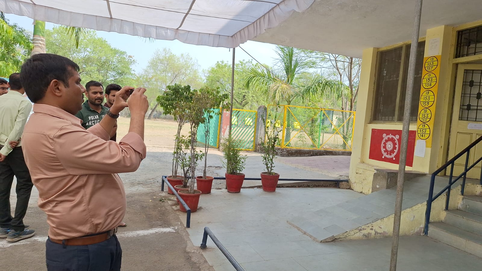 सरोजिनी नायडू स्कूल में निरीक्षण करते कलेक्टर।