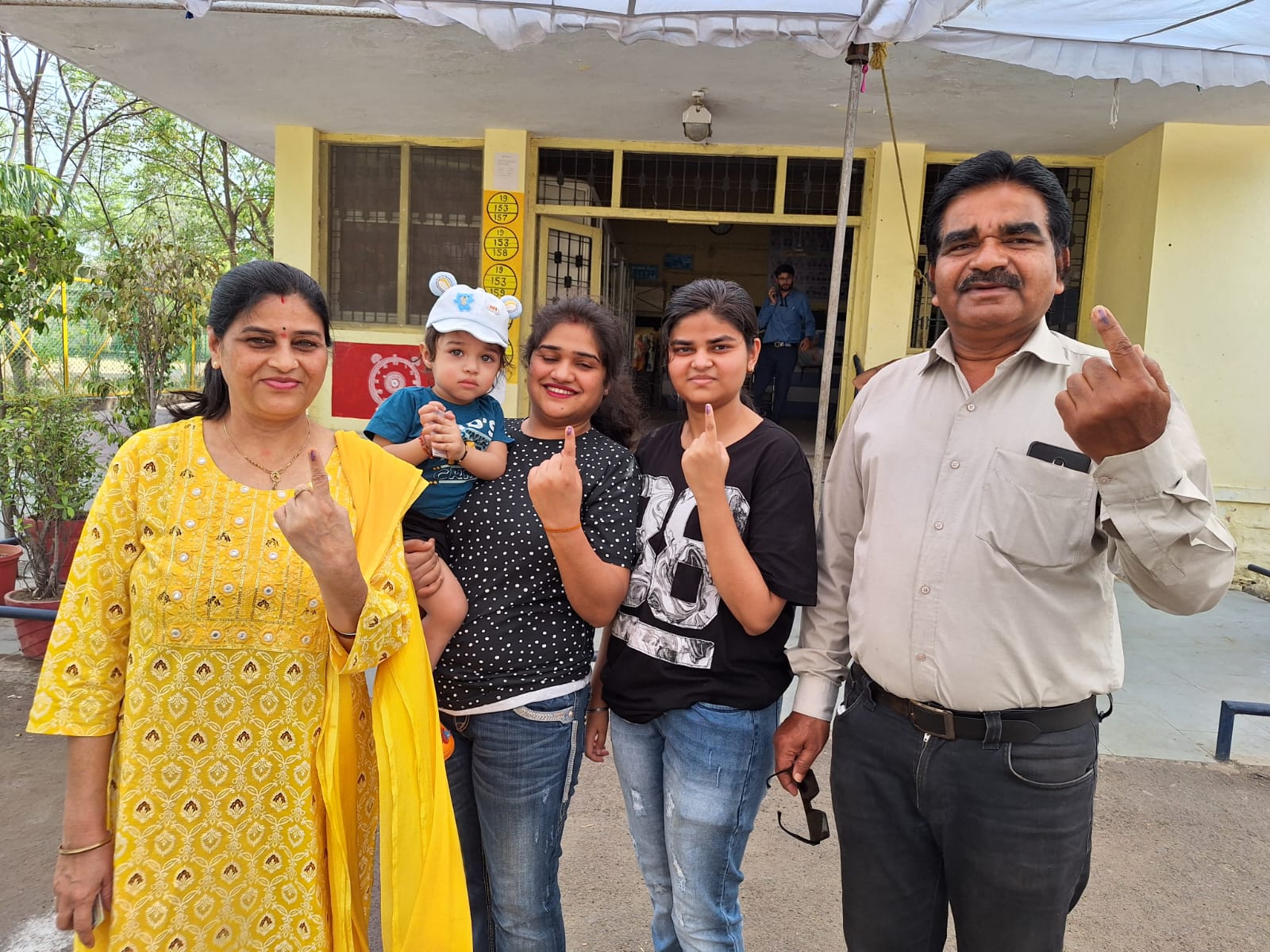 साढ़े 6 नंबर निवासी जयदीप वर्मा अपनी बेटी, पोते और पत्नी के साथ वोट डालने सरोजिनी नायडू स्कूल पहुंचे