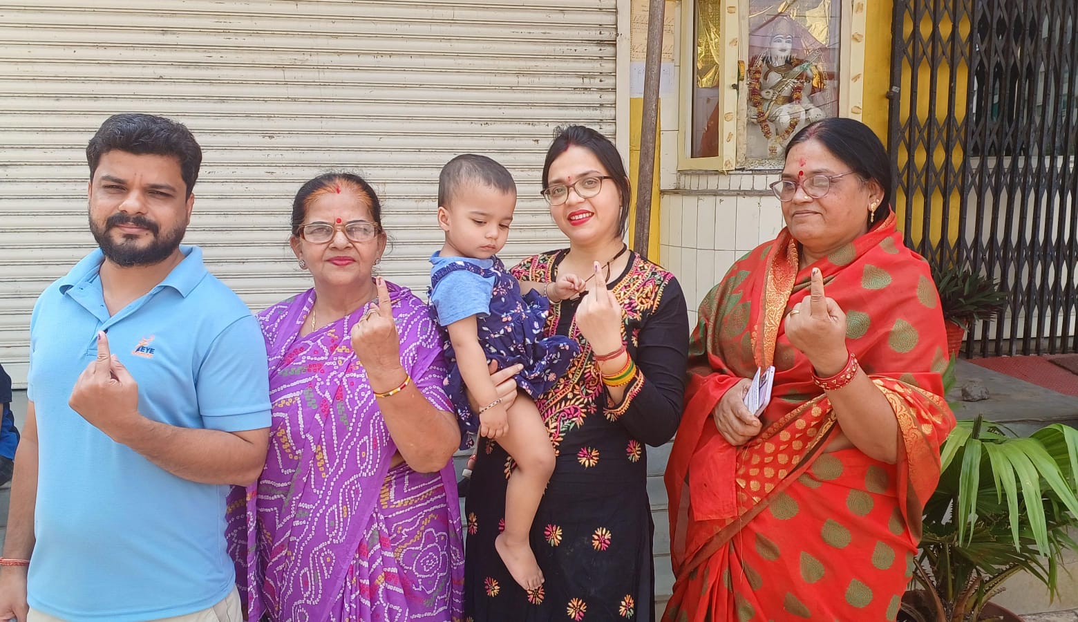 हुजूर विधानसभा क्षेत्र में सविता गुप्ता अपने पूरे परिवार के साथ मतदान करने पहुंची।