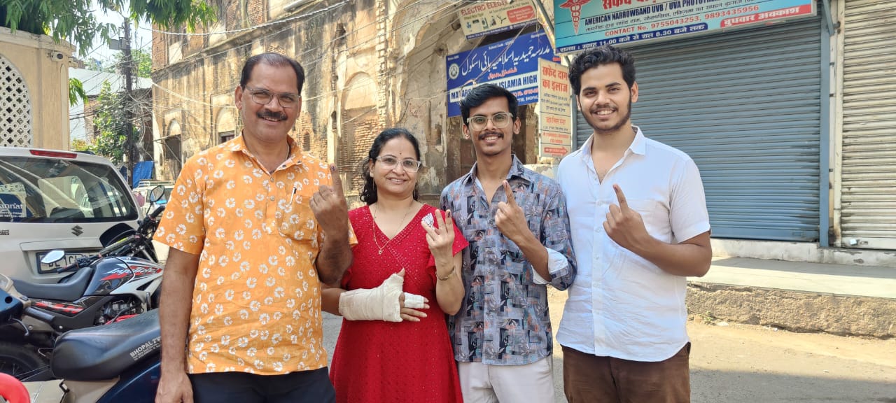पीरगेट निवासी राजेश जैन, पत्नी ज्योति, बेटे विराज और अधिराज जैन के साथ वोट डालने निर्मल मीरा स्कूल पहुंचे।