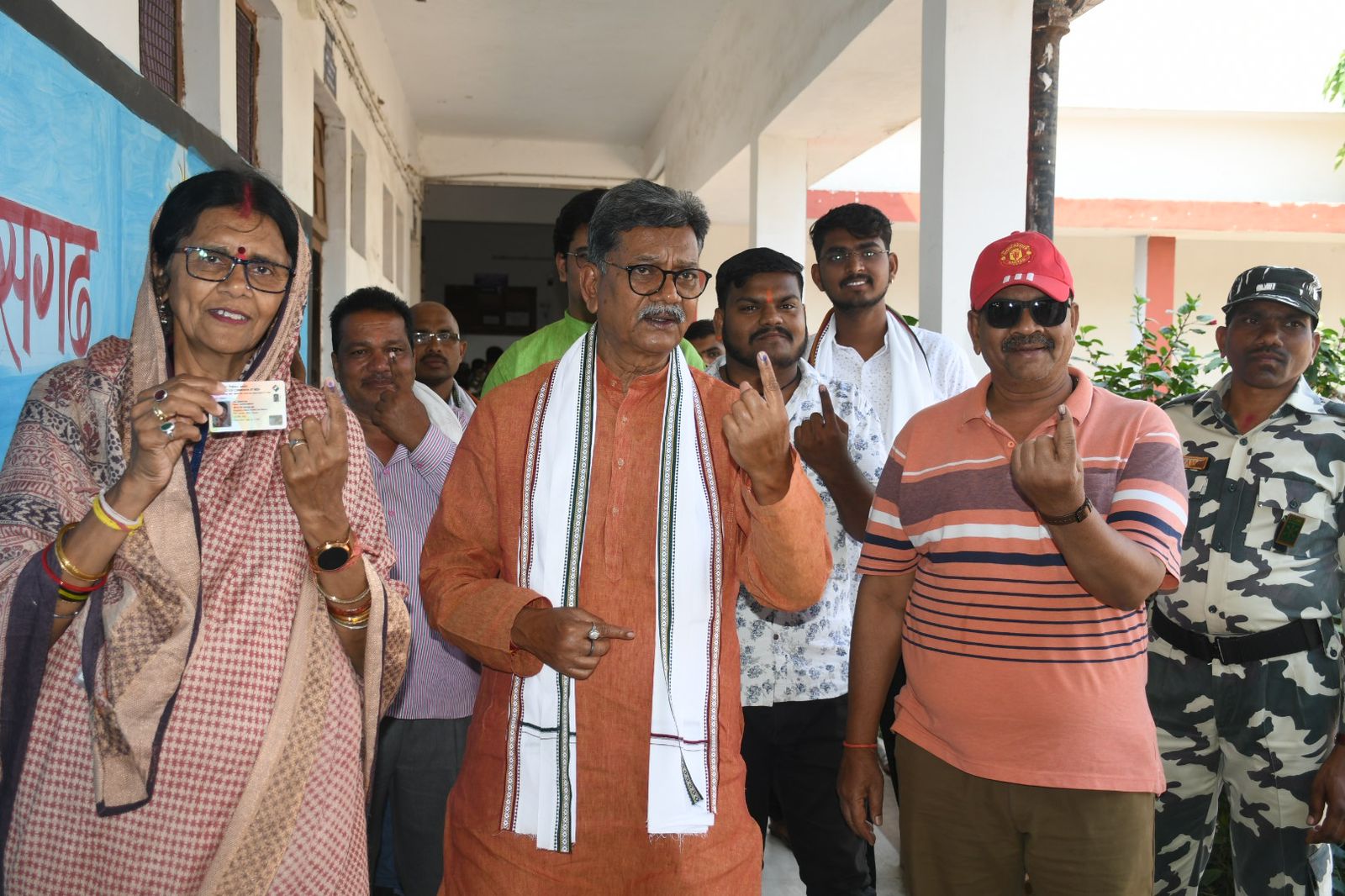 डॉ. चरणदास महंत और कांग्रेस प्रत्याशी ज्योत्सना चरणदास महंत अपने गृहग्राम सारागांव सक्ती के मतदान केन्द्र में मतदान किया।
