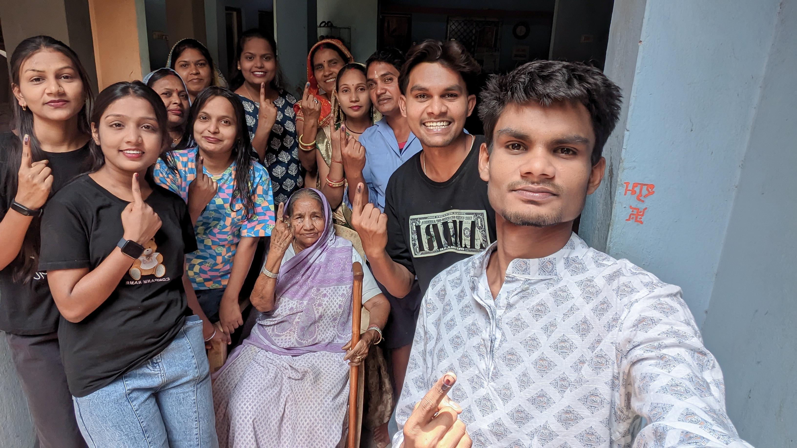 बुजुर्ग महिला ने परिवार के साथ किया मतदान।