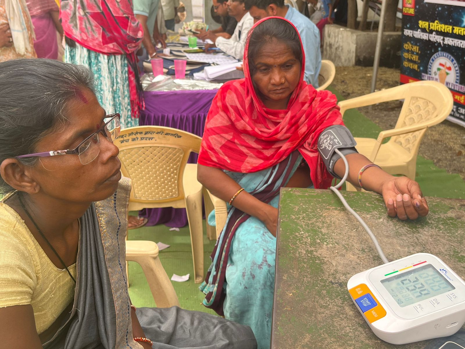 स्वास्थ्य चिकित्सा की टीम भी मुस्तैदी से तैनात रही और लोगों ने बीपी, शुगर भी जांच कराई।