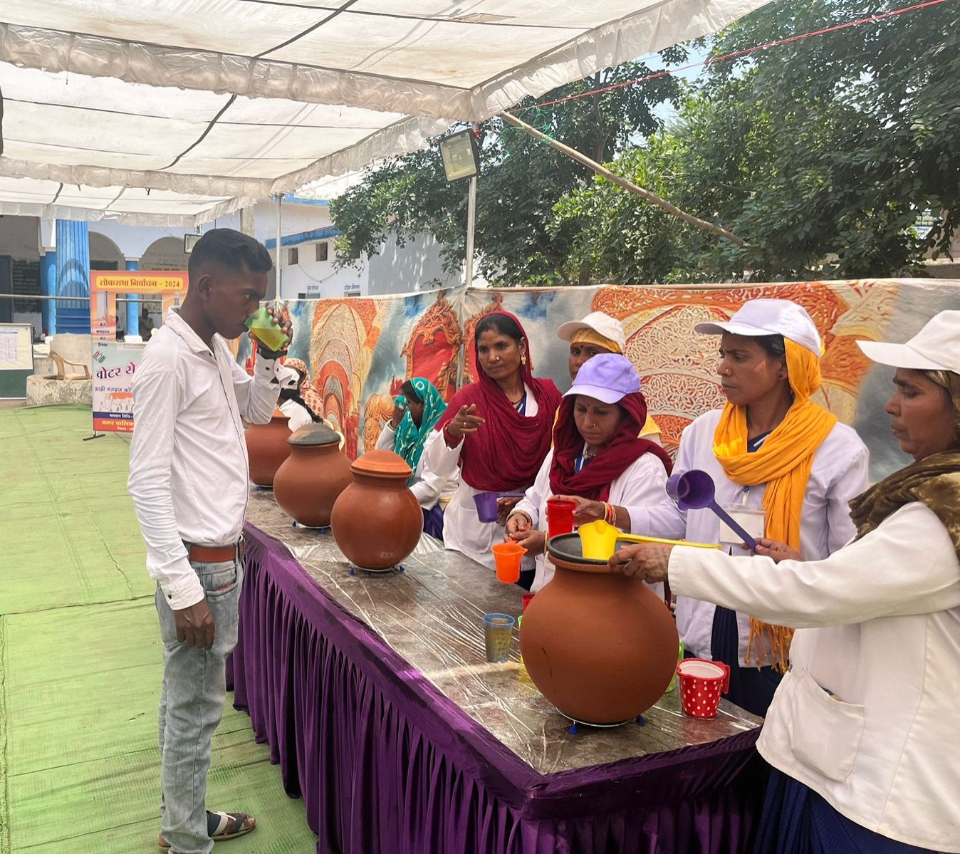 ठंडे पानी के मटके में जलजीरा और शरबत भी बांटा गया।