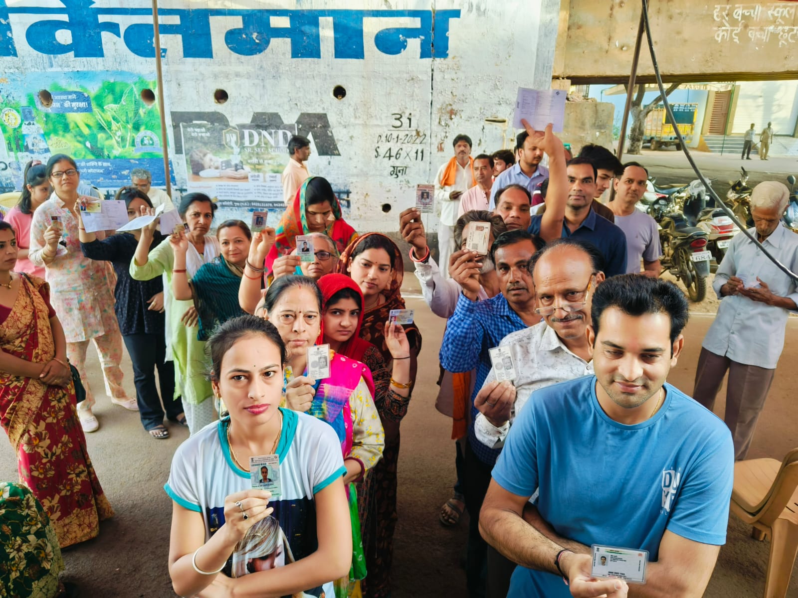 गुना में सुबह सात बजे के पहले की कतारें लग गई थीं।