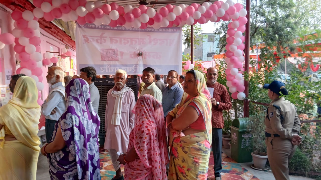 शिवपुरी के सारंगपुर में वोटरों की कतार।