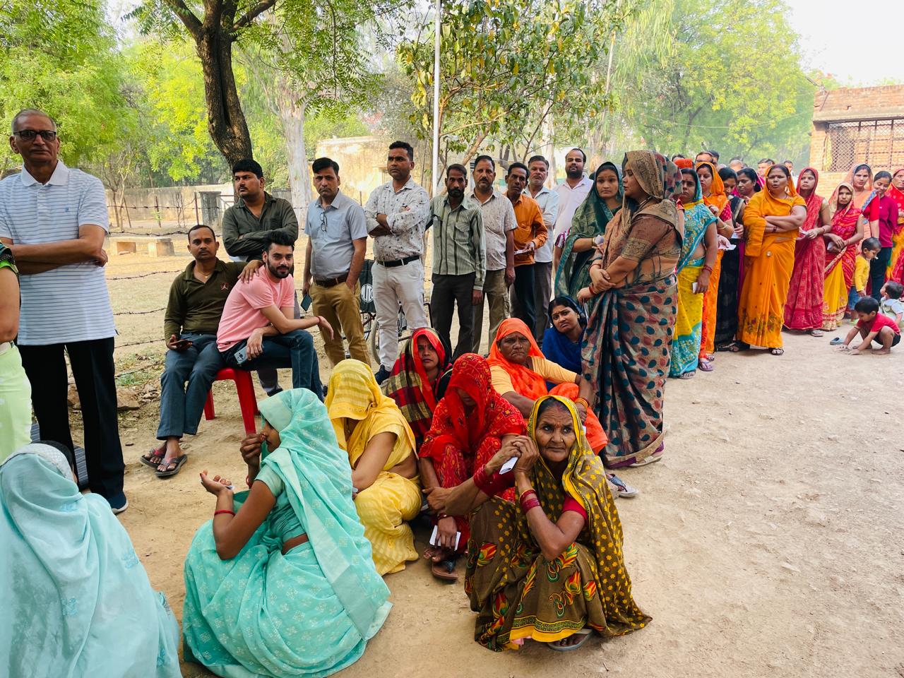 अशोकनगर के बूथ क्रमांक 188 में मतदान शुरू नहीं हो सका। वोटर इंतजार कर रहे हैं।