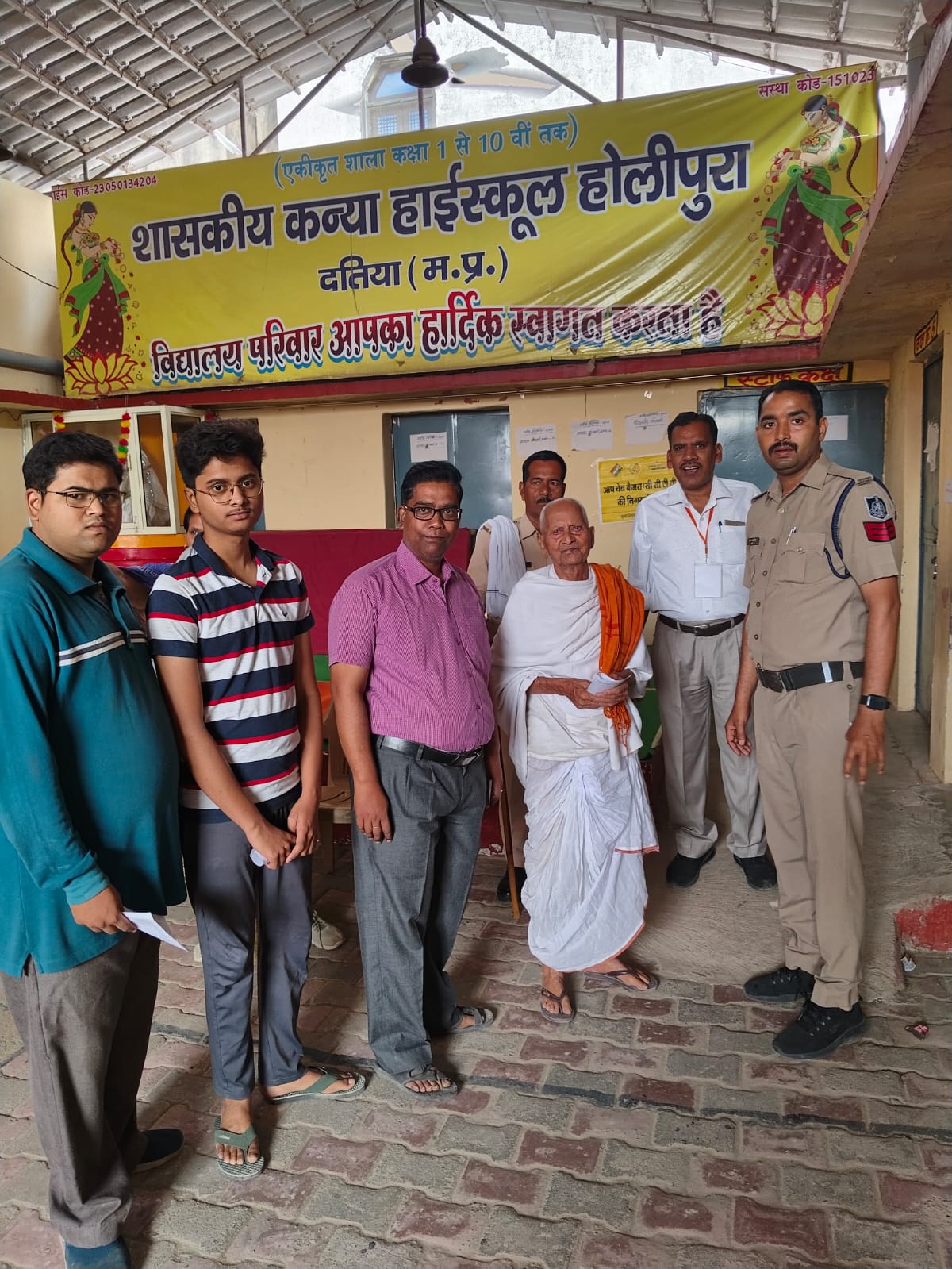 भिंड-दतिया में श्रीधर राव जी अपनी तीन पीढ़ियों के साथ मतदान करने पहुंचे। राव जी उम्र करीबन 95 साल हैं।