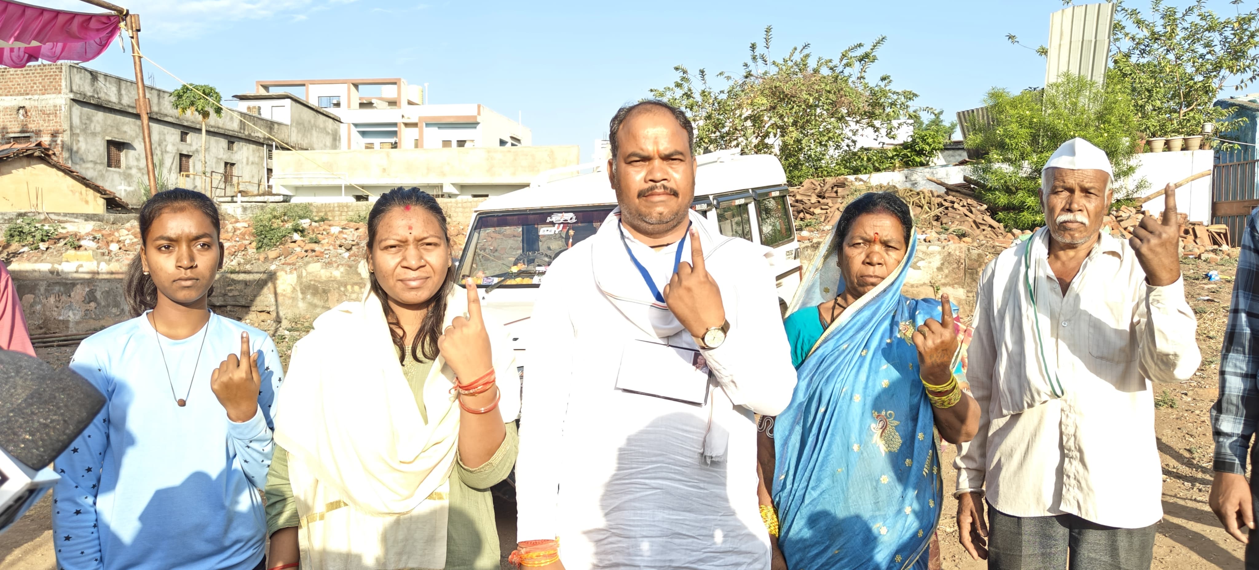 बैतूल से कांग्रेस प्रत्याशी रामू टेकाम अपने परिवार के साथ वोट डालने पहुंचे।