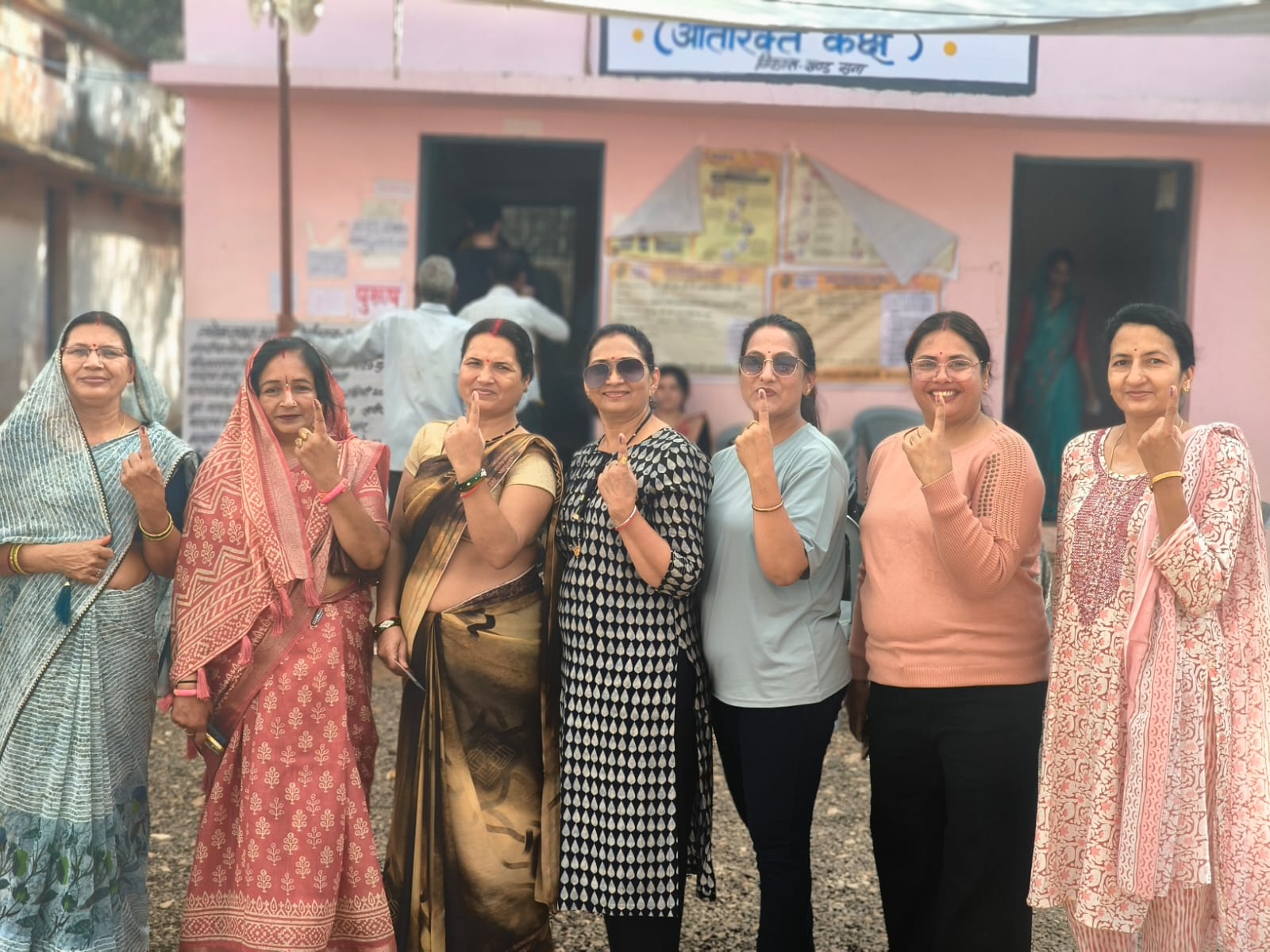 गुना में महिलाएं अपने सभी काम छोड़कर वोट डालने पहुंचीं।