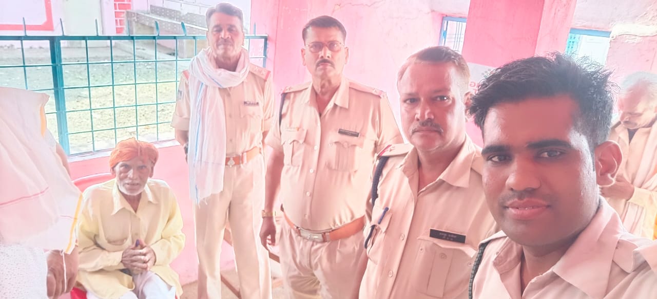 सागर लोकसभा की बीना विधानसभा के हड़कल आगासौद के मतदान केंद्र क्रमांक 73 में 103 वर्ष के कैलाश तिवारी ने मतदान किया।