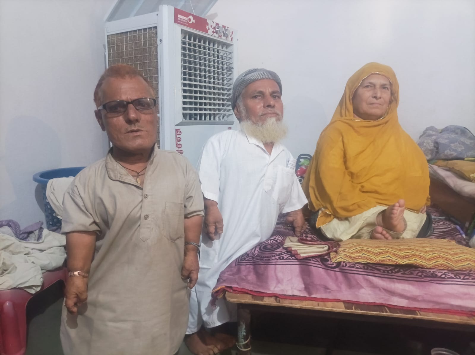 विदिशा लोकसभा के सीहोर जिले के ग्राम मुगीसपुर में हबीब उल्ला (65), समी उल्ला (58) और सहेदा बी (68) ने मतदान किया। तीनों मुगीसपुर गांव के रहने वाले हैं। तीनों की ऊंचाई ढाई फीट है।