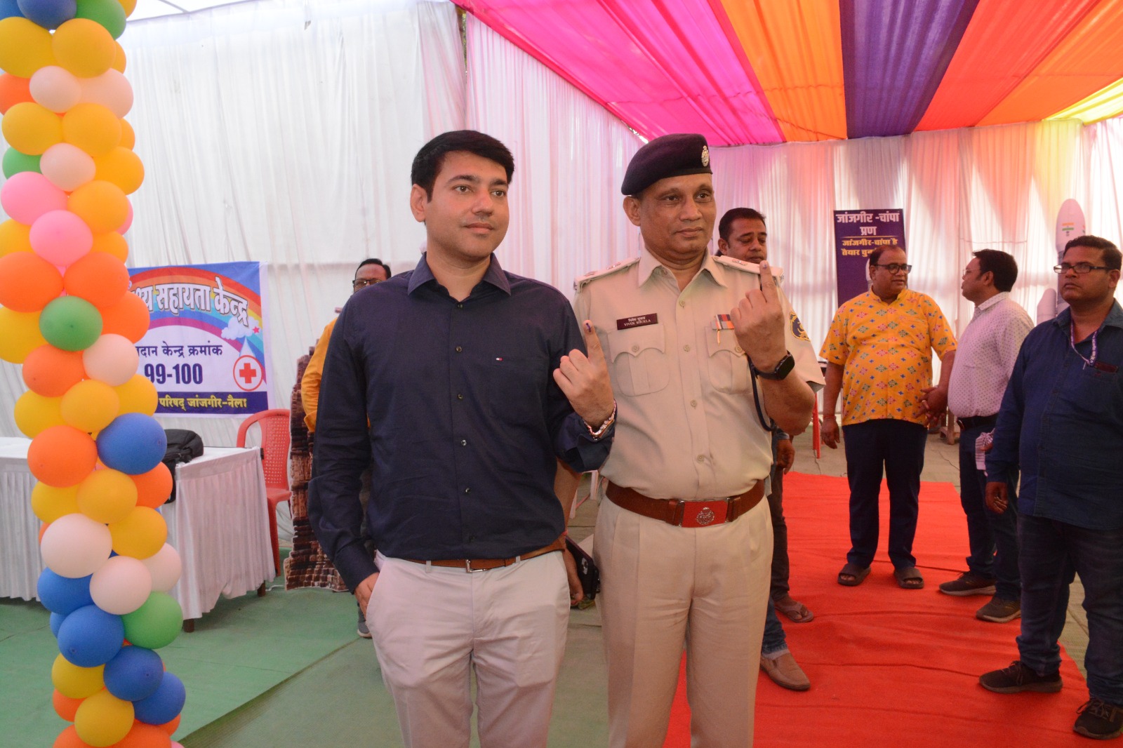 जांजगीर-चांपा सीट पर कलेक्टर, एसपी सहित प्रशासनिक अधिकारियों ने अपने मताधिकार का प्रयोग किया।