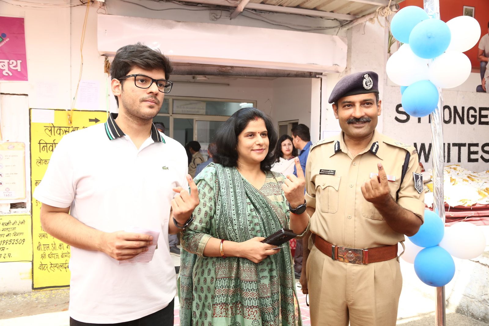 भोपाल पुलिस कमिश्नर अपनी पत्नी के साथ वोट डालने पहुंचे।