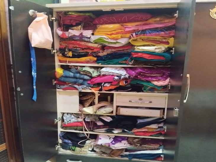 चोरों ने घर के लॉकर में रखे 42 नग सोने-हीरे के गहने पार कर दिए।