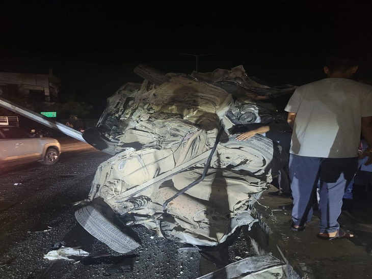 हादसे के बाद बुरी तरह से क्षतिग्रस्त हुई कार, अंदर फंसे रहे युवक।