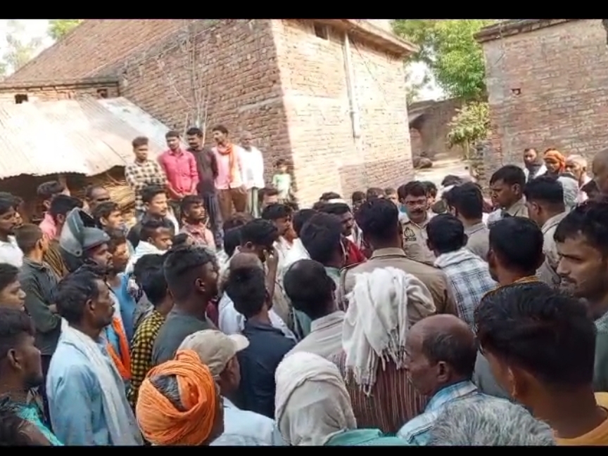 युवक की मौत के बाद लगी लोगों की भीड़। - Dainik Bhaskar