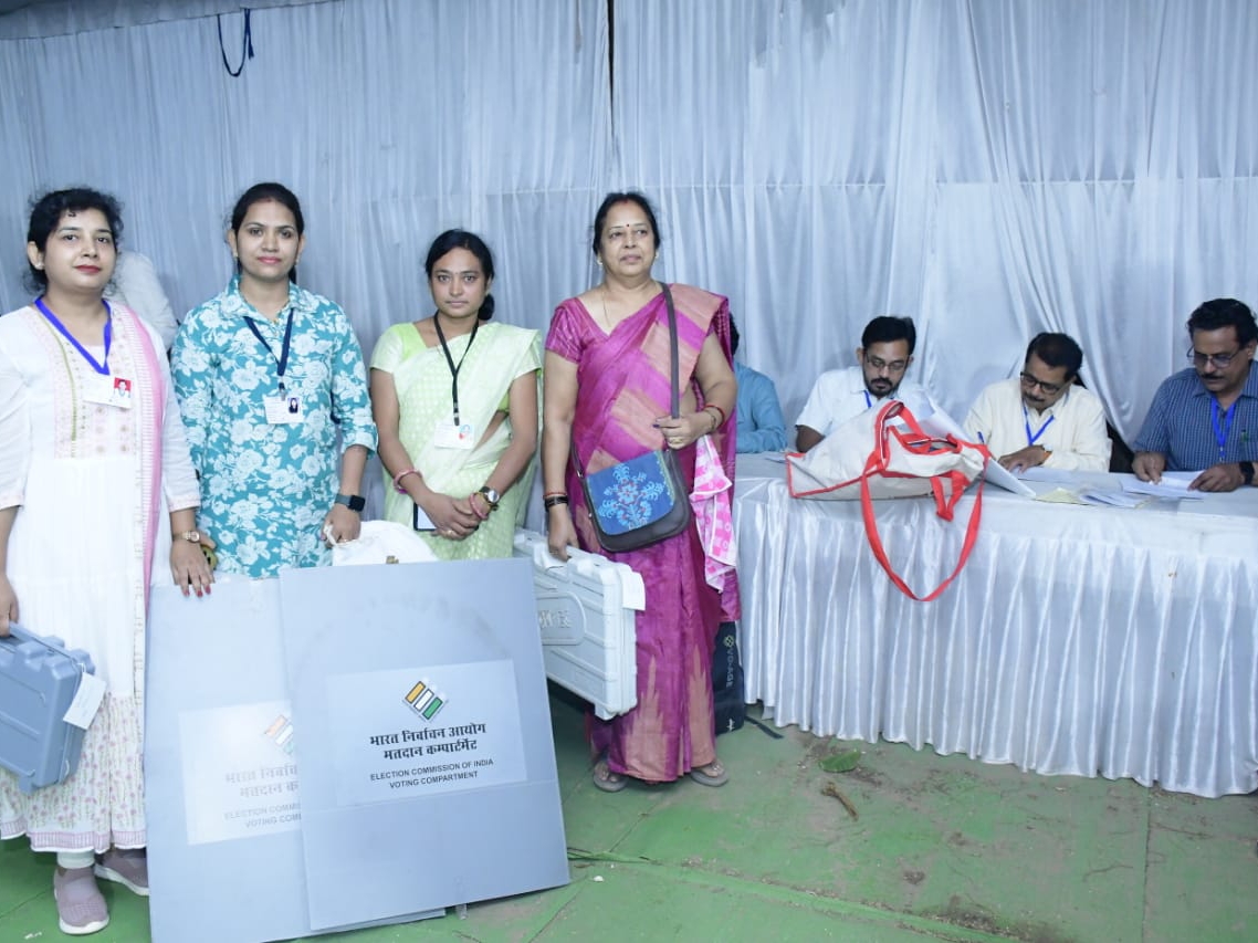 शांतिपूर्ण मतदान के लिए कलेक्टर ने जताया अधिकारियों-कर्मचारियों का धन्यवाद।