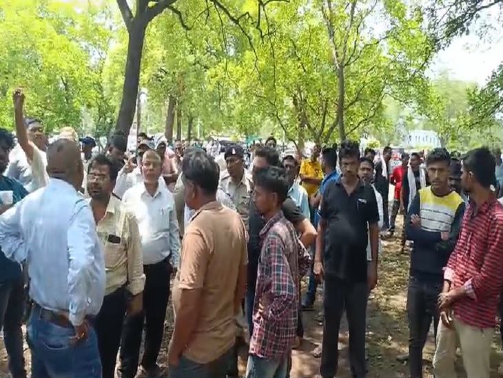 हादसे के बाद बीएसपी प्रबंधन और ठेका कंपनी ने कोई सुध नहीं ली तो परिवार का गुस्सा भड़क उठा।