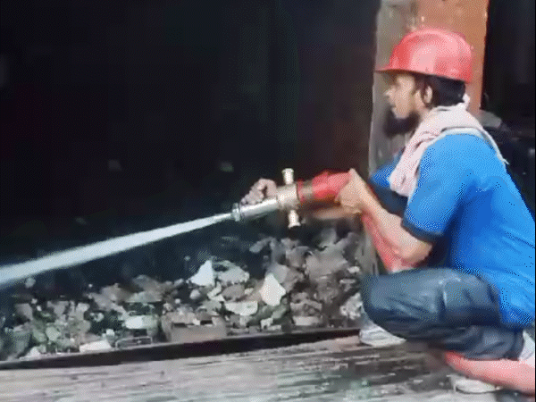 फतेहगढ़, गोविंदपुरा और माता मंदिर की छह दमकलों ने आग पर काबू पाया।