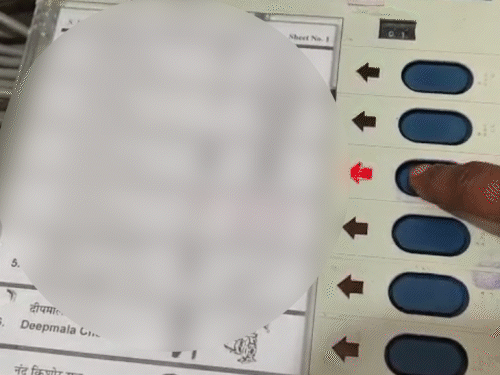 कुछ लोगों ने EVM पर वोट डालते हुए वीडियो बना लिया और फिर उसे सोशल मीडिया पर वायरल कर दिया। - Dainik Bhaskar