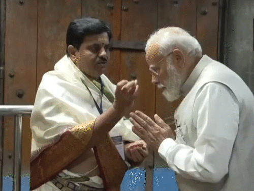 प्रधानमंत्री नरेंद्र मोदी ने रैली से पहले करीमनगर के राजा राजेश्वरी मंदिर में पूजा-अर्चना की।