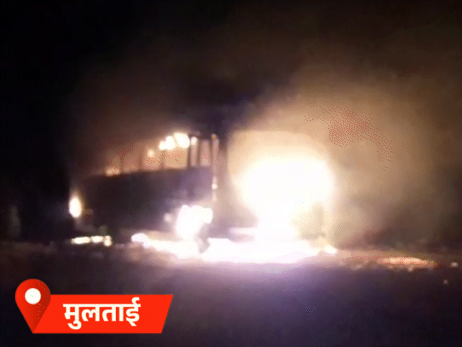 बैतूल के मुलताई में मतदानकर्मियों को लेकर आ रही बस में आग लग गई। - Dainik Bhaskar