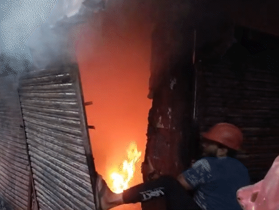 पहले आसपास के लोगों ने आग बुझाने के प्रयास किए। काबू नहीं पा सके तो फायर ब्रिगेड को सूचना दी। - Dainik Bhaskar