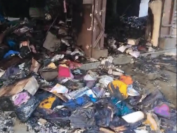 दुकानों में रखा पूरा सामान जल गया।