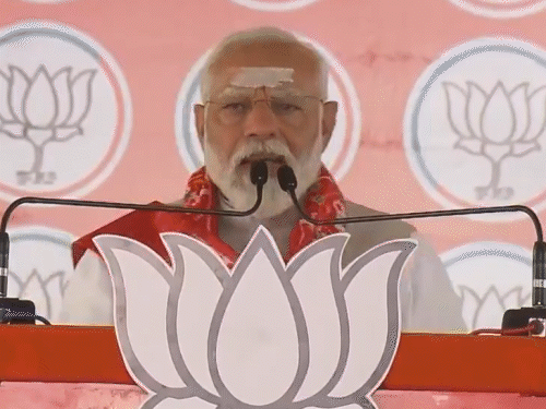 पीएम ने तेलंगाना के करीमनगर में राहुल पर अंबानी-अडाणी से काला धन लेने का आरोप लगाया। राहुल ने पलटवार करते हुए पूछा कि क्या ये उद्योगपति आपको टैंपो में भरकर पैसे देते हैं? - Dainik Bhaskar