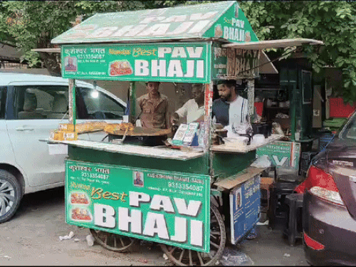 कुशेश्वर गुरुग्राम के सेक्टर 15 में पाव भाजी की रेहड़ी लगाते हैं।