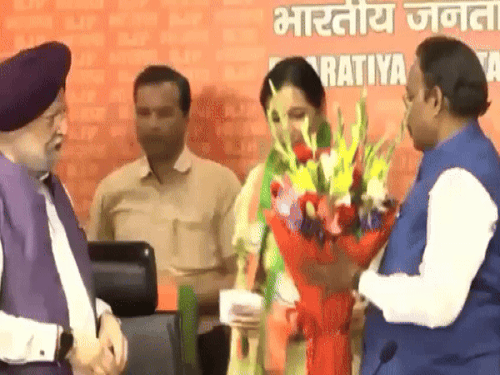 भाजपा जॉइन करते हुए परमपाल कौर। - Dainik Bhaskar