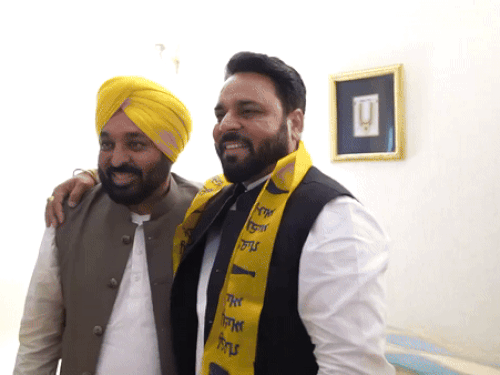 राकेश सोमन को पार्टी ज्वाइनिंग करवाते हुए सीएम भगवंत मान। - Dainik Bhaskar
