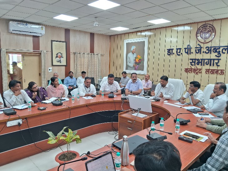 लखनऊ जिला अधिकारी कार्यालय में सभी दलों के साथ चुनावी के नियमावली को लेकर अहम बैठक हुई। - Dainik Bhaskar